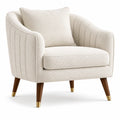 Poltrona in legno e bouclé crema con finiture ottone