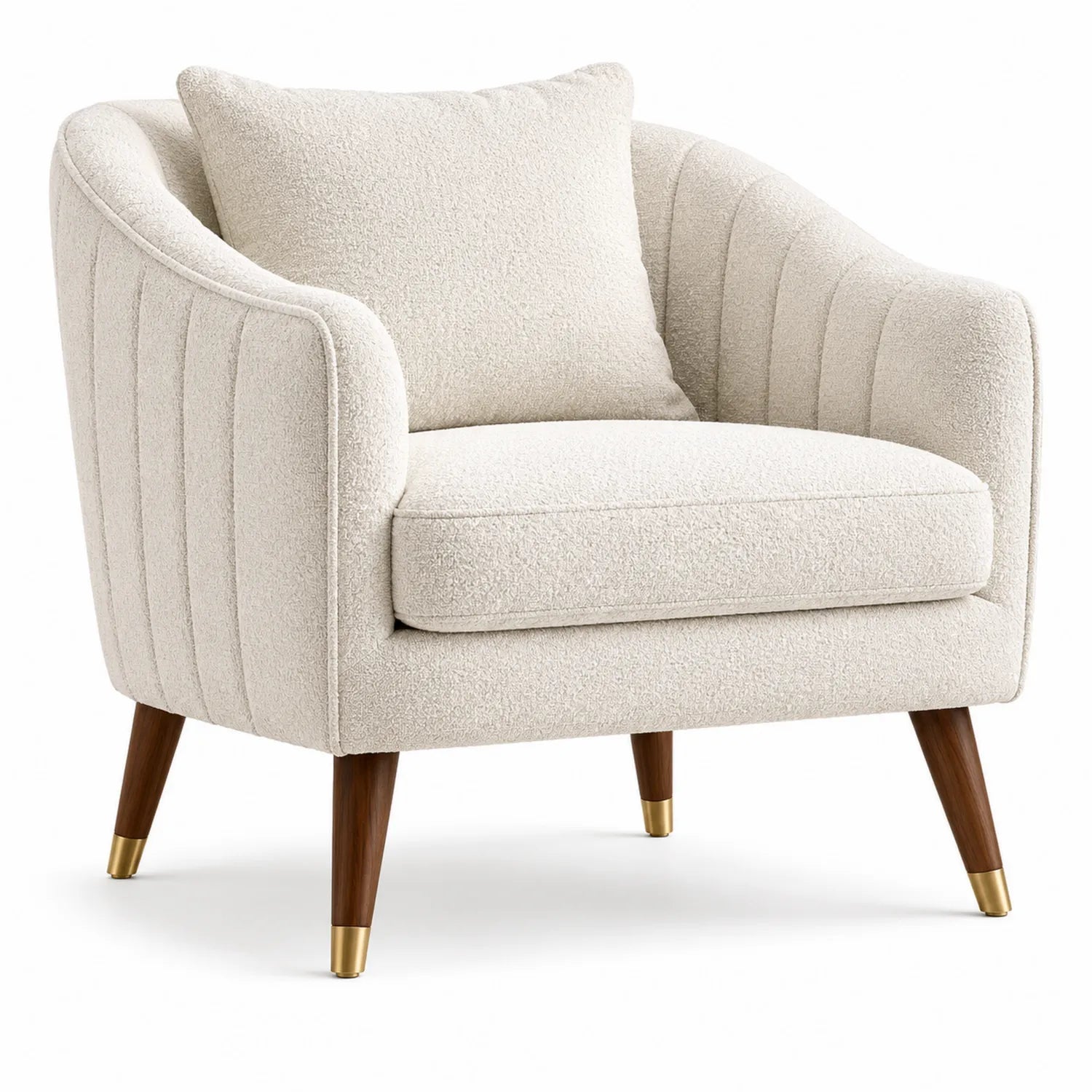 Poltrona in legno e bouclé crema con finiture ottone